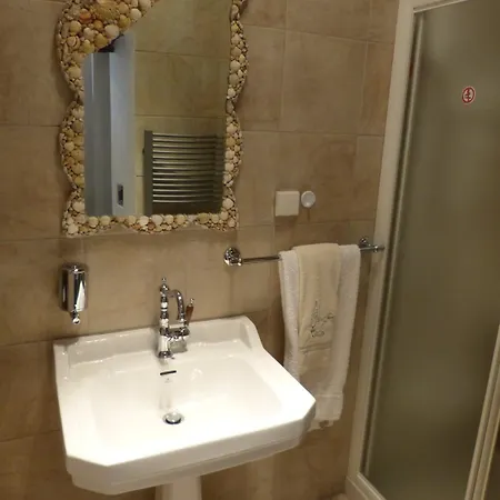 Ta Xelidonakia 5* Pinakátesz